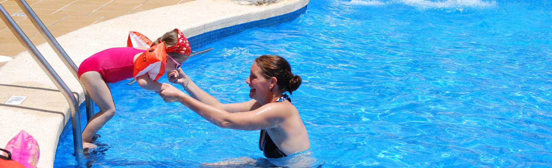 Mutter mit kind im pool