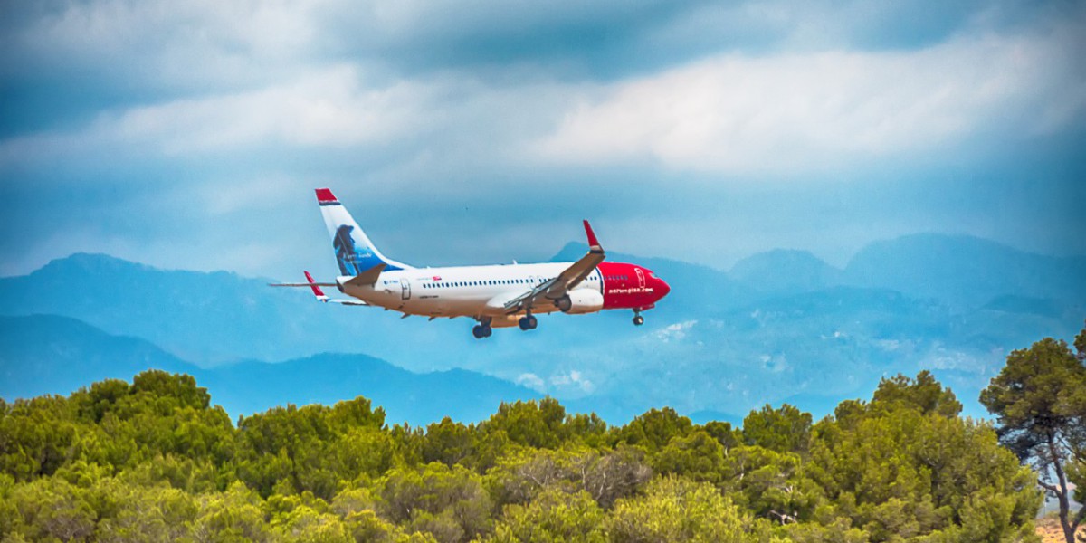 Flugzeug das von Palma abhebt